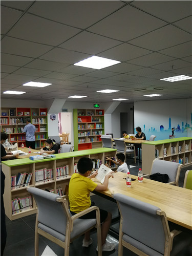 辖区居民在龙津街图书馆津津有味地阅览_副本.jpg
