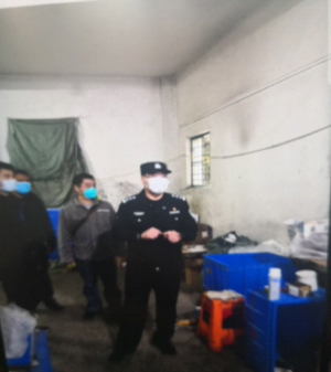 捣毁口罩制假窝点现场 捣毁口罩制假窝点现场