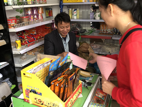 20191230 党员向社区商铺宣传垃圾分类_副本.jpg