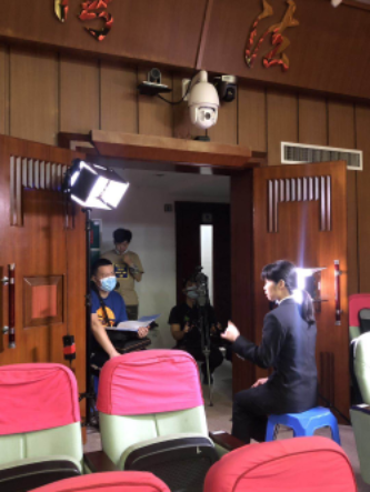 图1：李国文法官接受采访