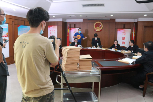 图2：拍摄合议庭工作场景