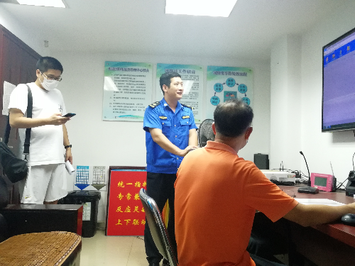 图三：巡查彩虹街三防值班值守工作.jpg