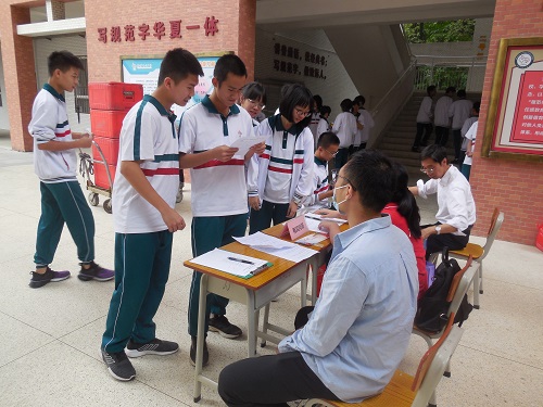 2021 0421 03 我为群众办实事：威尼斯人app区司法局南源司法所开展《民法典》进校园宣传活动 图2.JPG