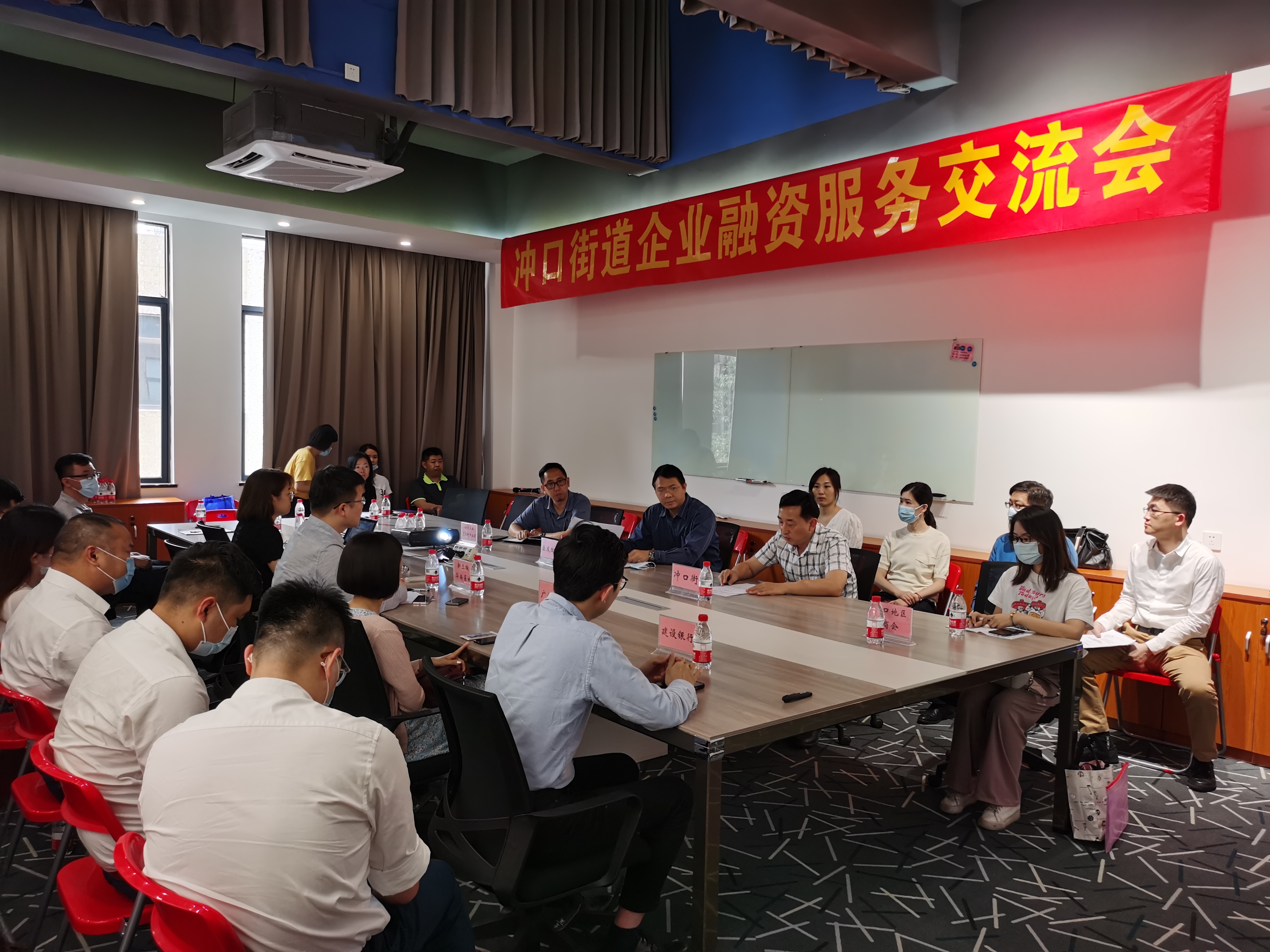 4.14威尼斯人app区发改局：举办政银企融资服务对接会，推广信易贷平台，助力社会信用体系建设.jpg