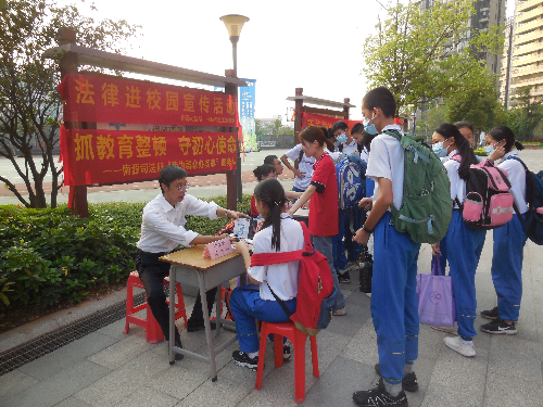 图：到西关广雅中学学生开展法律知识问答活动 (2).JPG