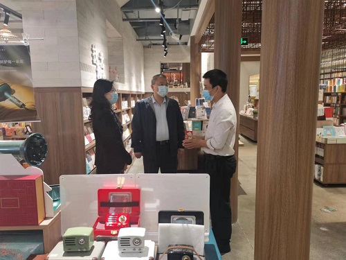 (图1:检查组走访检查辖内实体书店).jpg