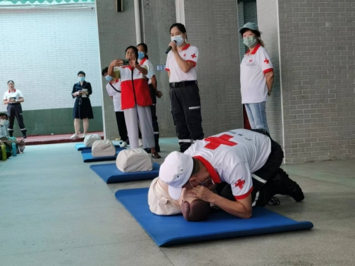 志愿者导师进行心肺复苏演练.jpg