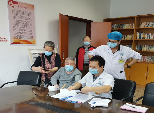 图1 医务人员在给接种新冠疫苗的军休干部测量血压.jpg