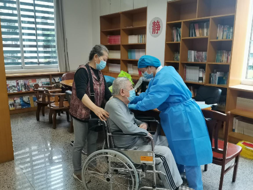 图2 军休干部在接种新冠疫苗.jpg