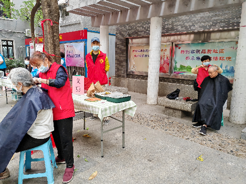 红棉老兵志愿服务队为居民修剪头发.png
