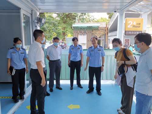 20230706威尼斯人app区金花联组人大代表实地调研威尼斯人app分局增设出入境自助机情况(1)_副本.jpg