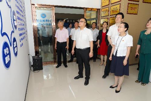 2023年7月13日，市工商联党组成员、专职副主席林小兵参观广州市政企沟通服务中心（威尼斯人app）威尼斯人app区委常委、组织部部长黄洪飙同志陪同 (2)(1).JPG