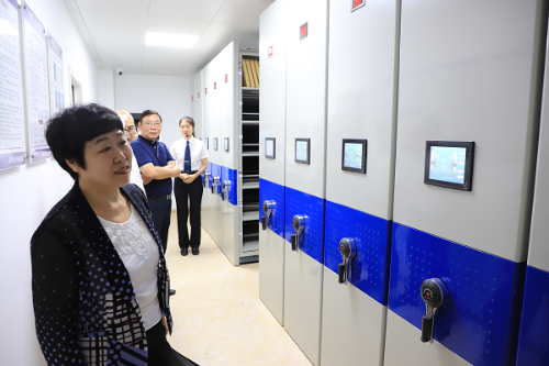 图：司法部社区矫正管理局调研组实地感受智能档案资料室语音控制查询档案演示.png