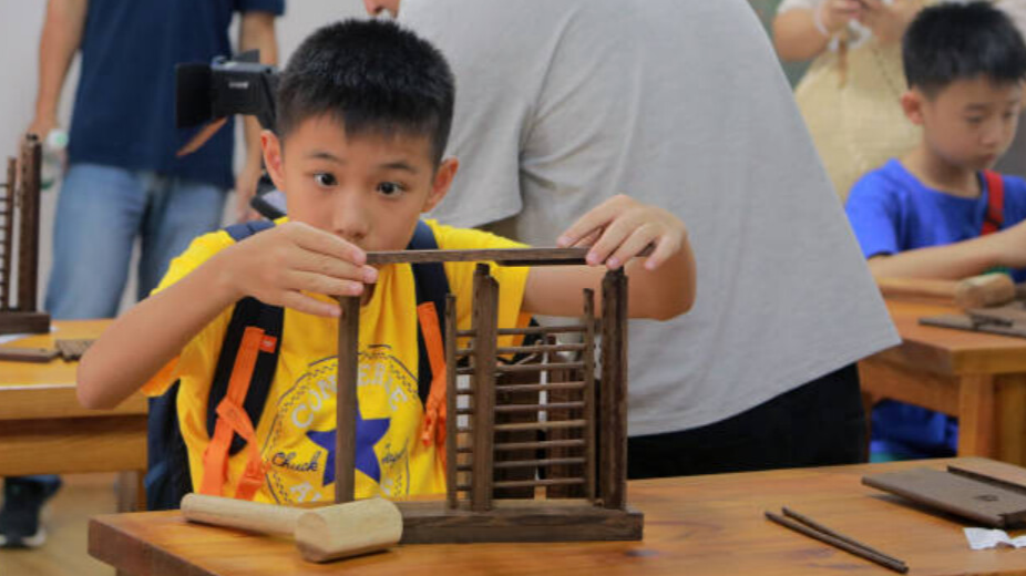 Guangzhou and Macao teenagers experience intangible cultural heritage in Guangzhou&#39;s Liwan