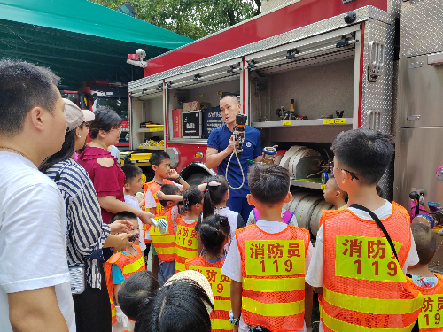 风雨亭社区:走进消防中队,牢记消防安全(林静棉) (2).jpg