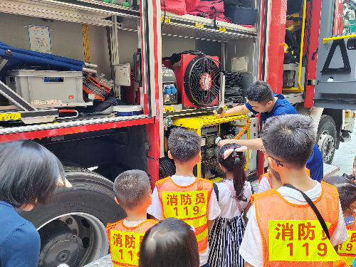 风雨亭社区:走进消防中队,牢记消防安全(林静棉) (1).jpg