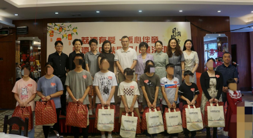 图:中秋关爱儿童活动合影.png