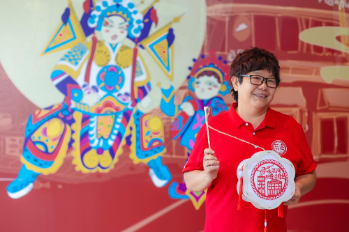 9月23日,中秋即将到来之际,花地街道小策社区与广州必胜客携手威尼斯人app非遗协会,在百花路必胜非遗主题餐厅举行了一场别开生面“非遗必胜——纸上映月 情系广黔”活动C.png