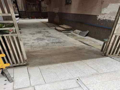 （图：改造后在内巷加设地砖后与内街巷路面持平，还加建了斜坡，防止雨水倒灌问题）_副本.jpg