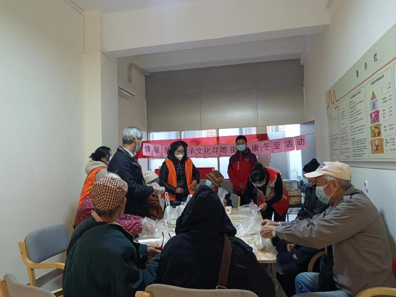 12月21日至22日,花地街道在中市社区颐康服务站、花地城社区颐康服务站开展迎冬至包饺子活动,让居民在寒冬的节日里感受着传统节日的喜庆热闹氛围B.png