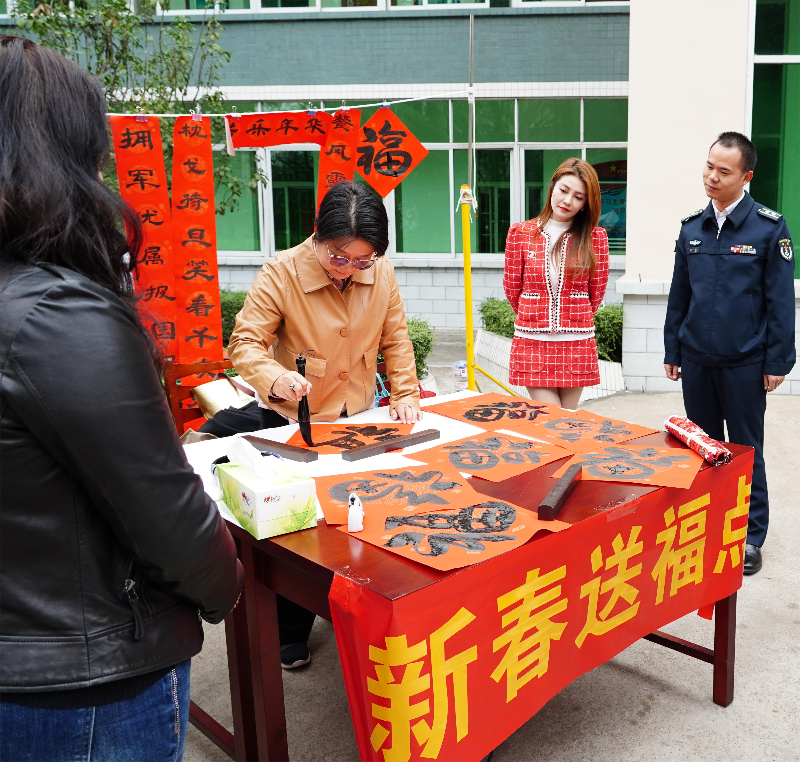 书法家现场为官兵及家属派送春联、“福”字.JPG