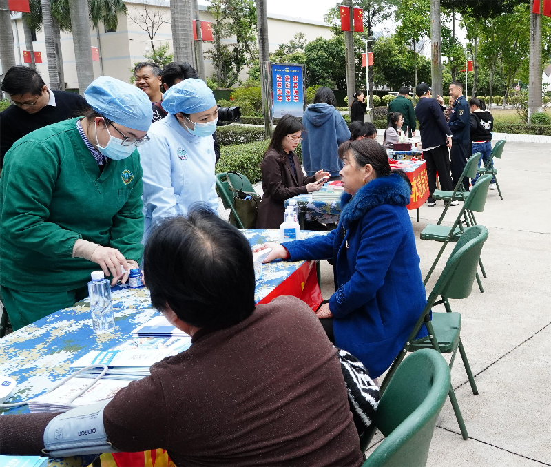 医护人员为官兵家属提供健康问诊.JPG