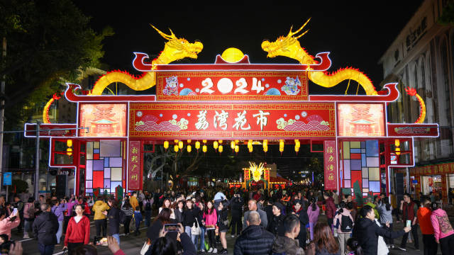 Guangzhou&#39;s Liwan prepares a spectacular light show in flower market