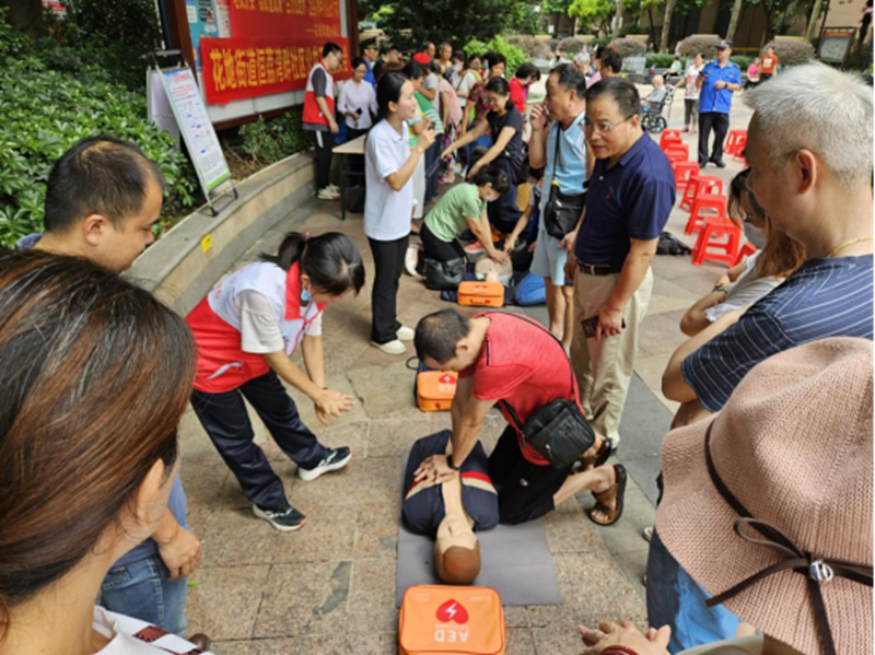 （图4：花地街道公卫委在恒威尼斯人app畔社区向居民群众科普AED自动体外除颤仪的使用方法）_副本.jpg