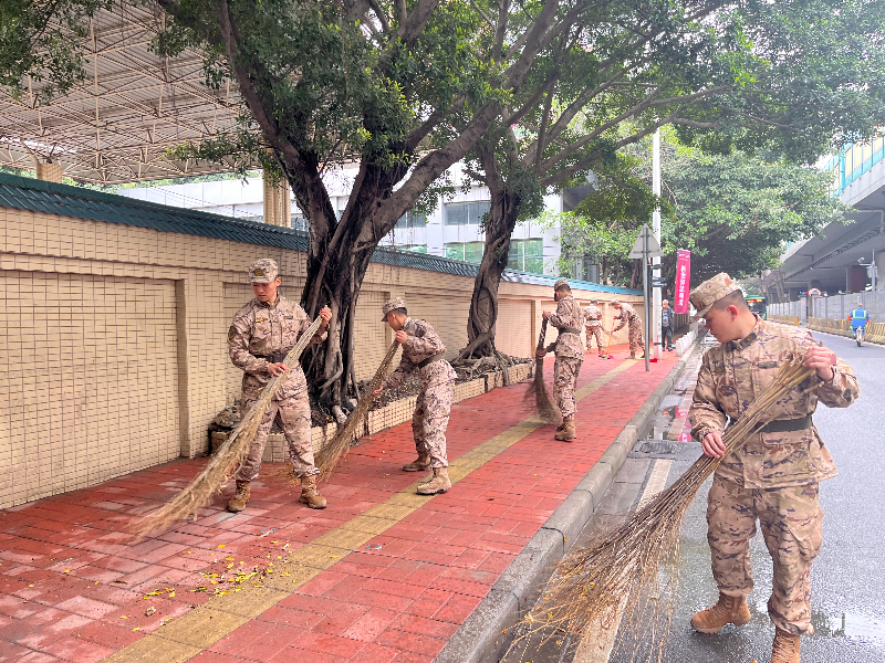 驻区部队官兵与石围塘街道工作人员共同清扫道路卫生.jpg