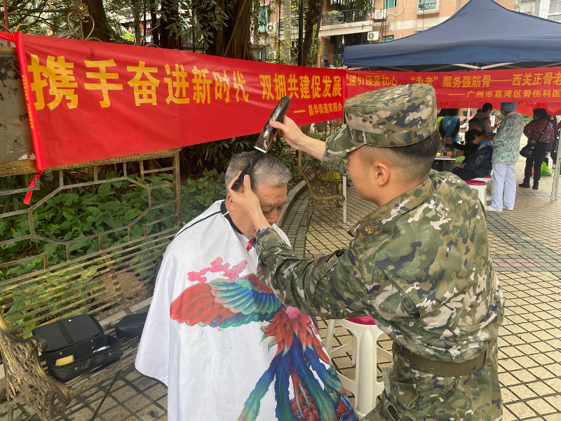 昌华街道携手驻区部队官兵为昌华街道居民举办义剪活动.jpeg