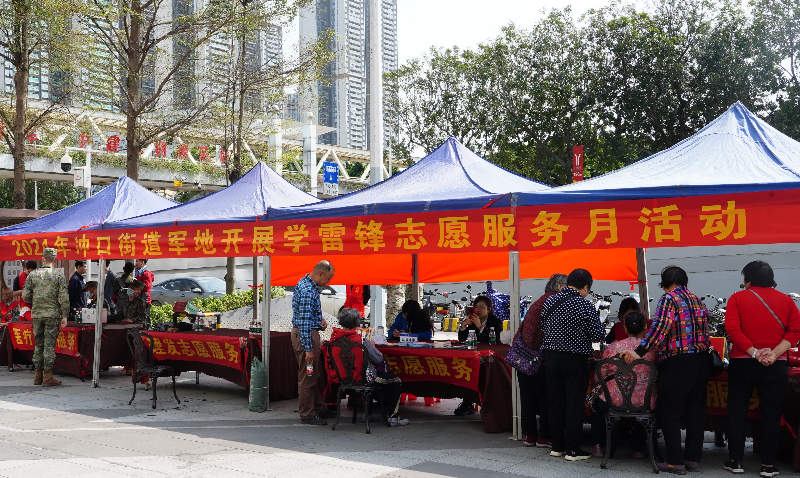 冲口街道携手驻区部队开展学雷锋志愿服务活动 (3).jpg