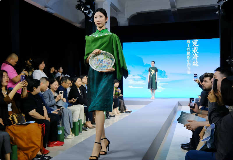 图:巧妙融合通草画、广绣、广彩等海上丝绸之路元素的香云纱服装秀现场.png