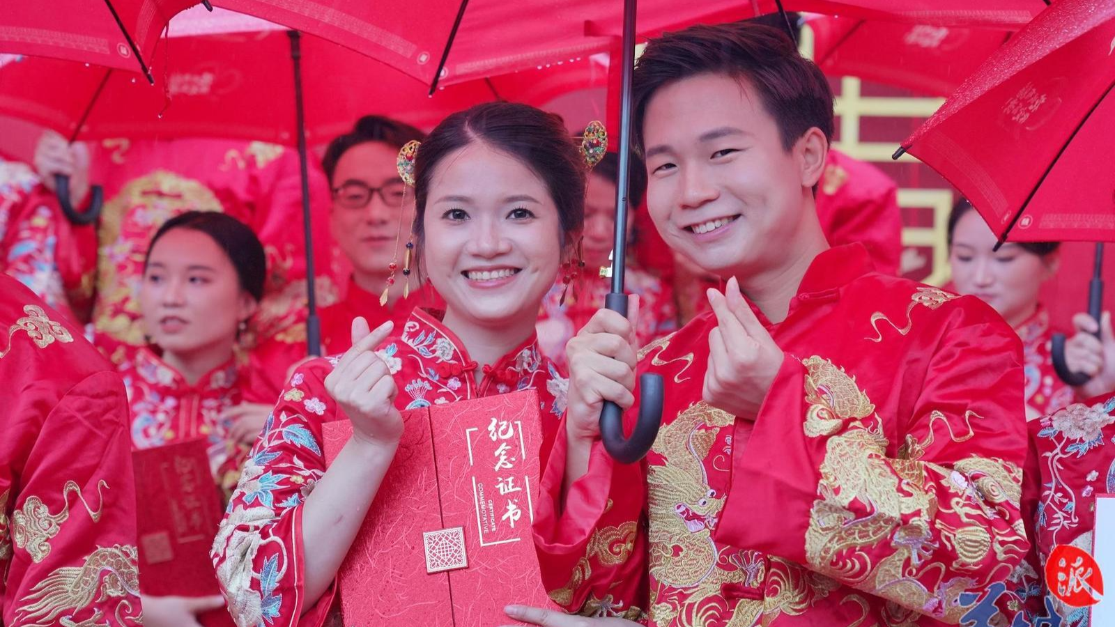 Guangzhou: 30 couples to take the traditional &quot;boats of love’&quot; and roamed Xiguan, Guangzhou