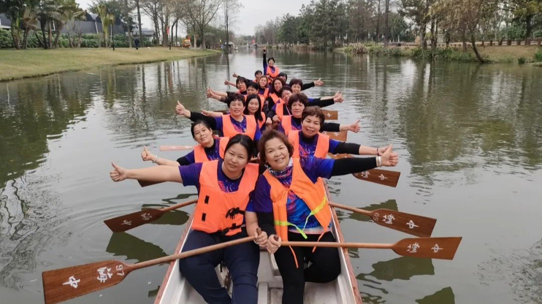 Women&#39;s dragon boat team makes debut in Guangzhou&#39;s Liwan
