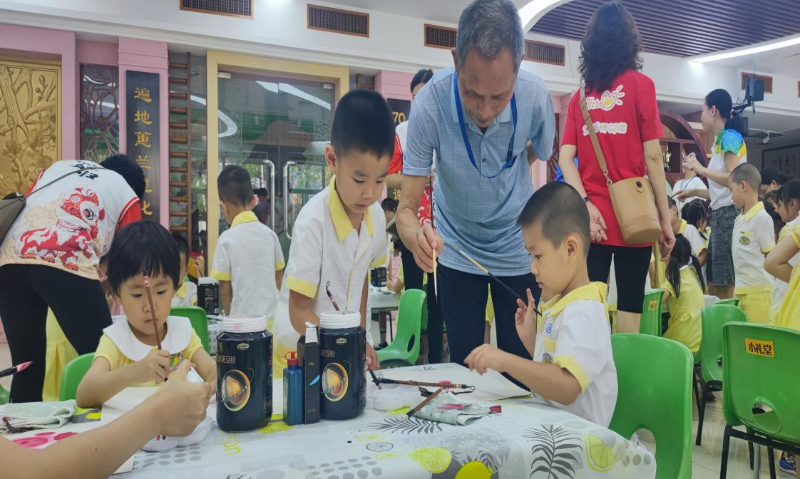 （图：军休干部耐心指导孩子们作画）  2.png