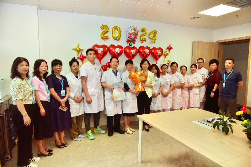 慰问神经内科并合影.jpg
