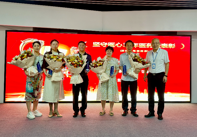 图:坚守医生30年的医师表彰.jpg