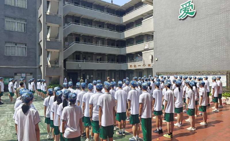 （图：西关培英中学的新生在集队军训）3.png