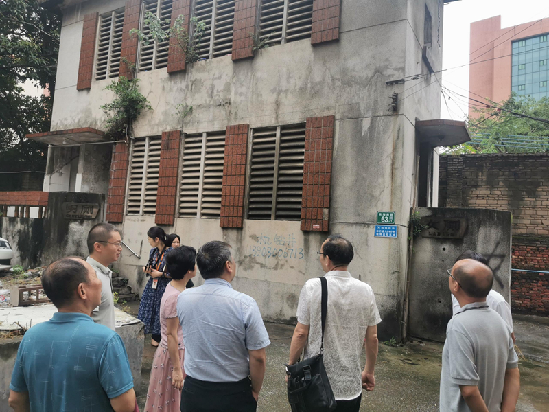 图3 人大代表现场调研钢力厂宿舍公厕.jpg