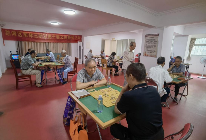 图：军休干部切磋交流精湛棋艺.png