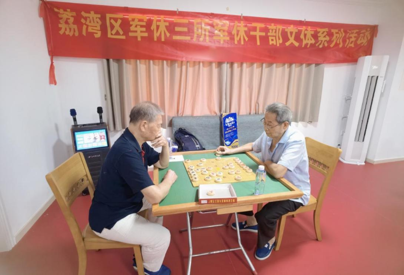 图：军休干部聚精会神进行象棋比赛.png