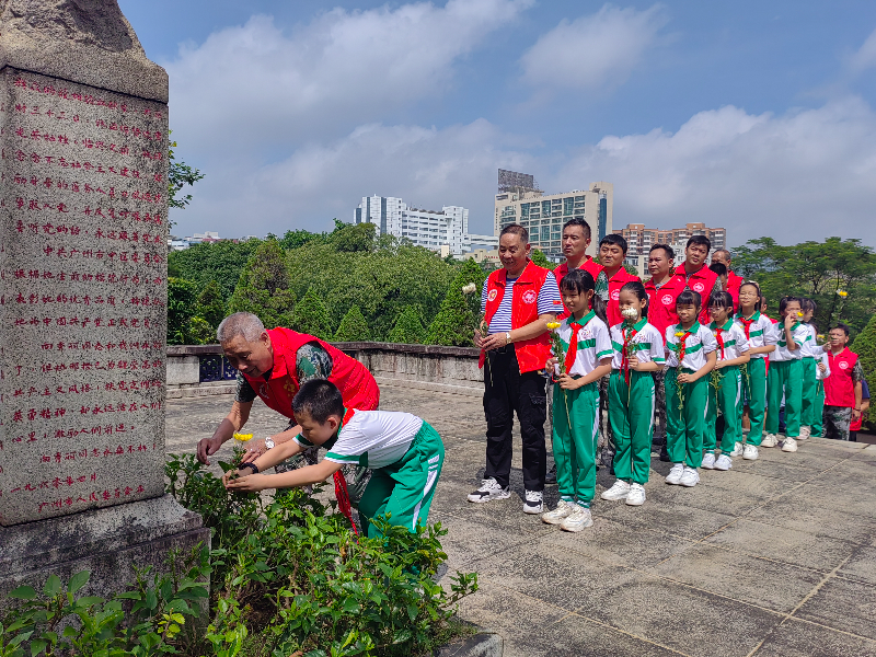 逢源街道红棉老兵及少先队员敬献鲜花.jpg