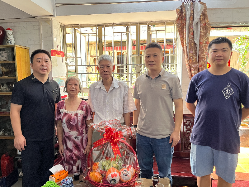 花地街道走访慰问烈士遗属.jpg