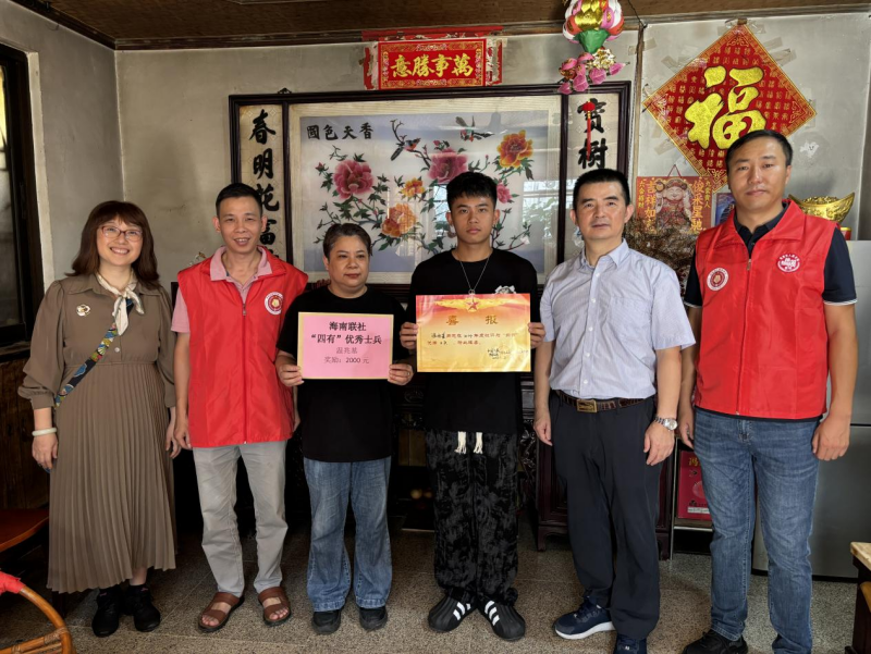 中南街:送喜报、挂光荣牌 尊崇情暖军人军属(组图1).png