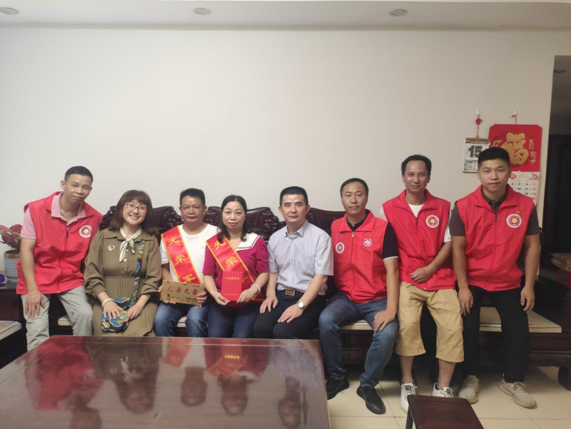 中南街:送喜报、挂光荣牌 尊崇情暖军人军属(组图2).png