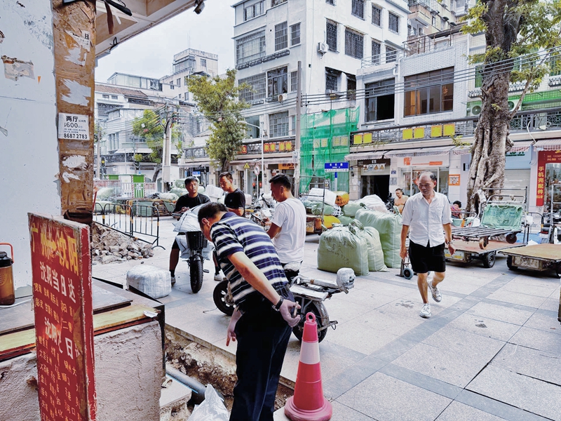 图： 人大代表到施工现场查看进度.jpg