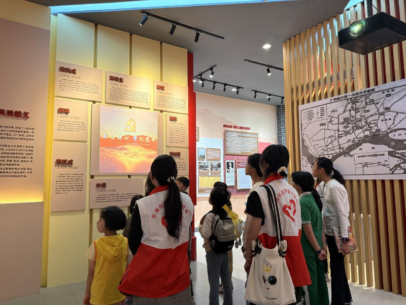 社工带领小朋友们参观历史文化中心.png