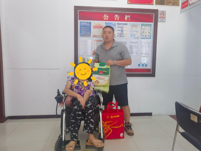 （图：居委工作人员为特困人员送上慰问品）.png