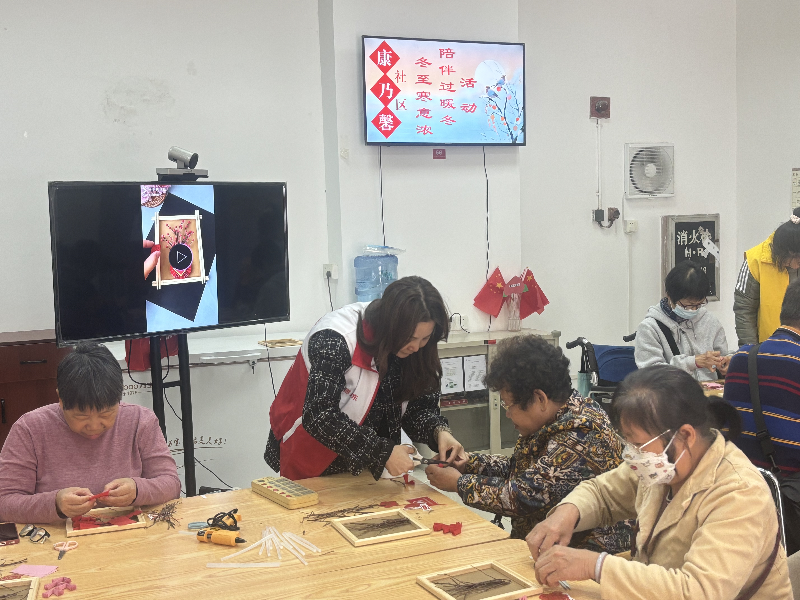 社区居委会工作人员讲解制作方法 .png