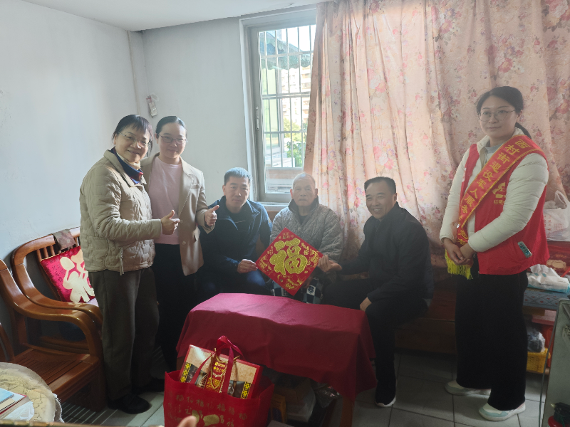 12.19刘斌副局长看望西村梁方生 (2).jpg